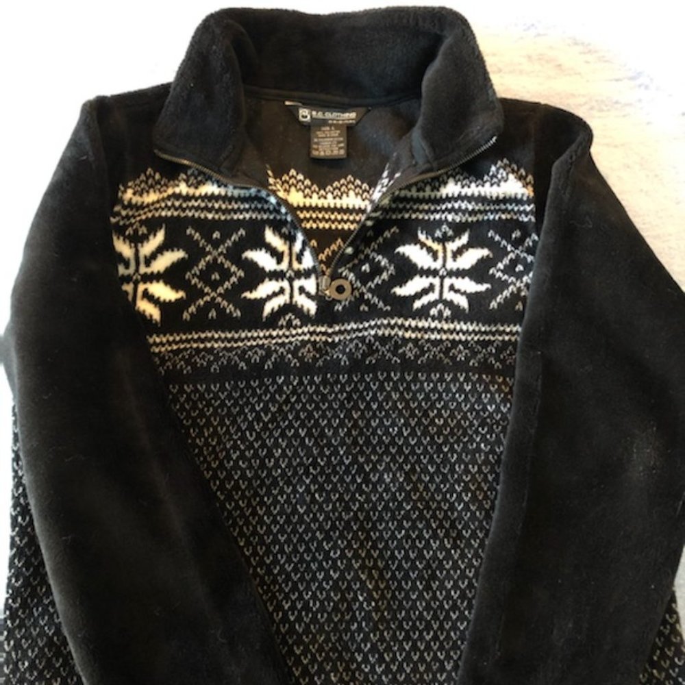 Cozy black & white fleece pullover with zipper